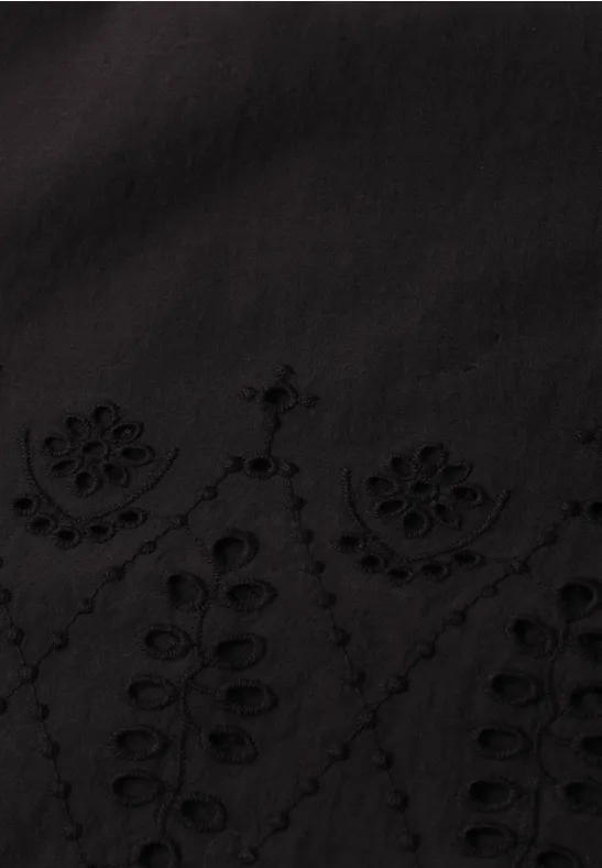 Zwarte stof met fijne open borduursels in bloemmotieven.