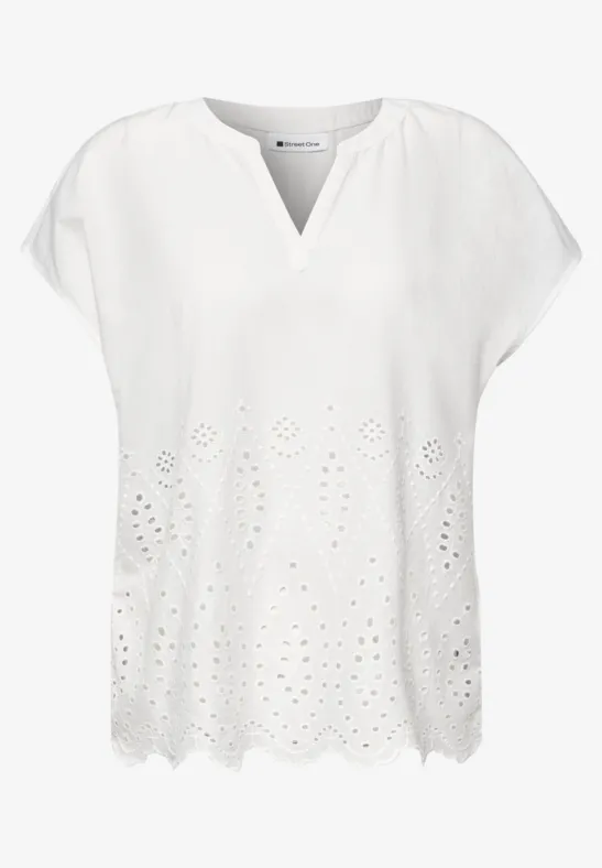 Wit T-shirt met losse pasvorm, V-hals en uitgewerkt perforatiepatroon langs de zoom.