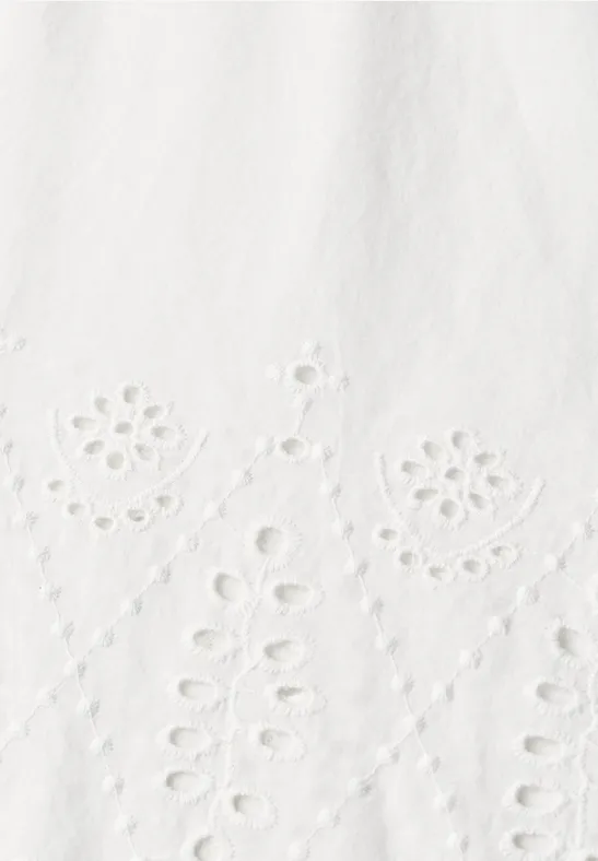 Witte stof met fijne opengewerkte borduursels en bloemenmotieven