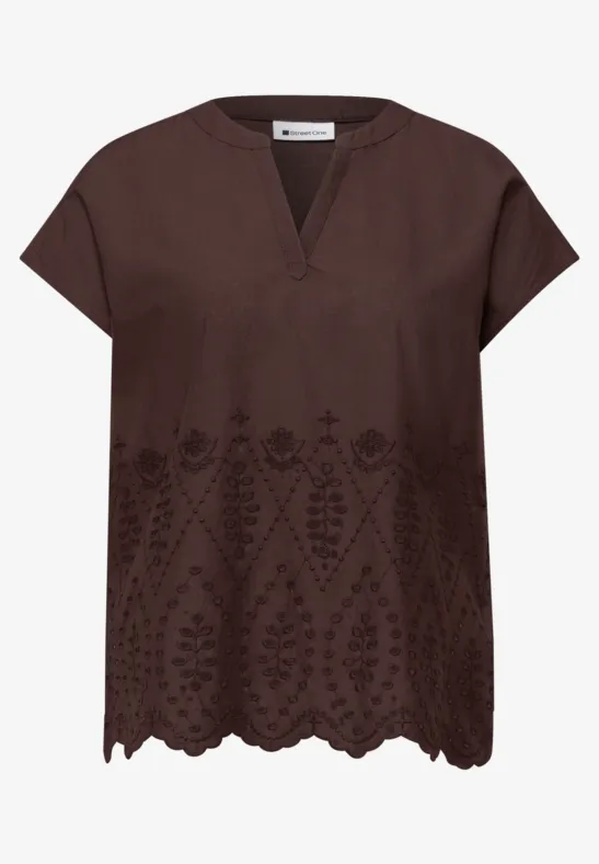 Blouse marron foncé à manches courtes, broderies florales et ourlet ondulé