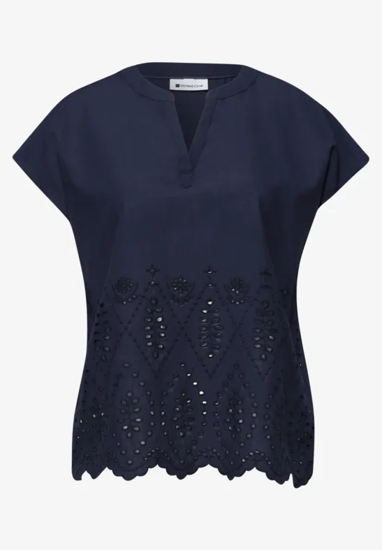 Donkerblauwe damesblouse met korte mouwen, V-hals en decoratieve opengewerkte borduursels onderaan.