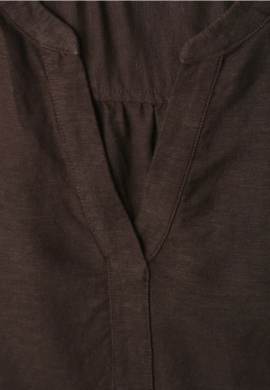 Braunes Oberteil aus feinem Jersey mit V-Ausschnitt und dezent meliertem Stoff.