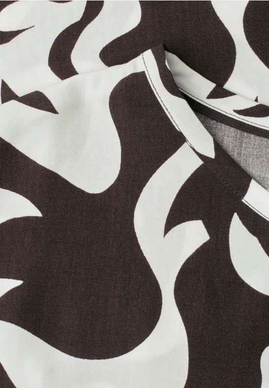 Close-up van zwart-witte stof met abstract, golvend patroon