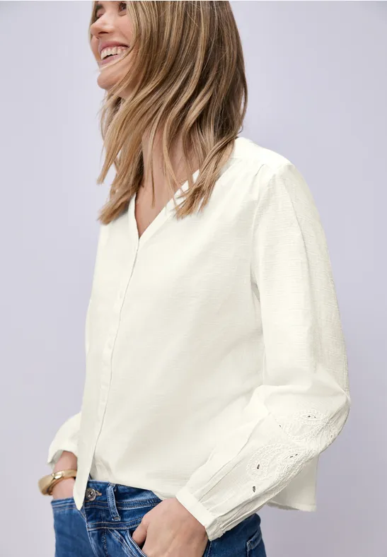 Bluse mit V-Neck und Stickerei off white