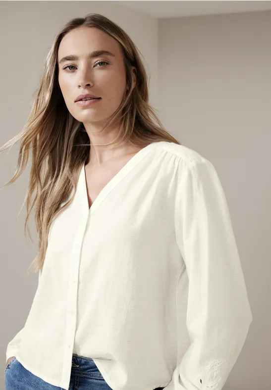Bluse mit V-Neck und Stickerei off white