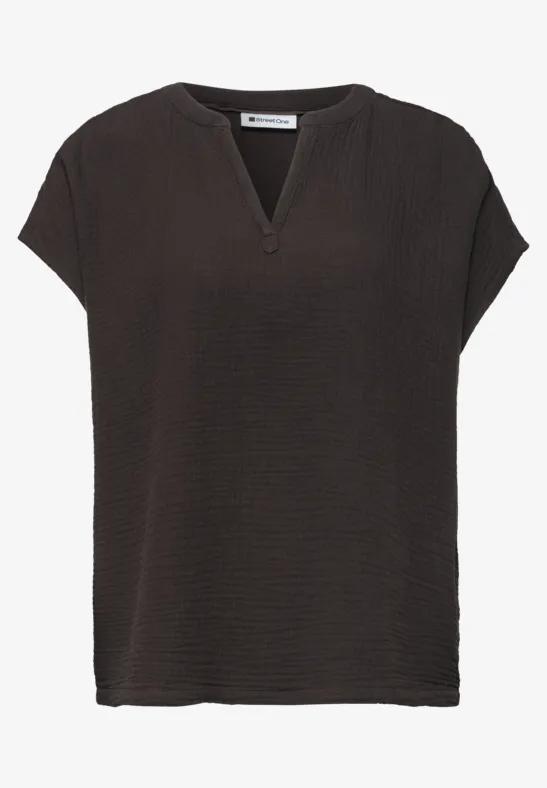 Haut noir à manches courtes avec encolure en V.