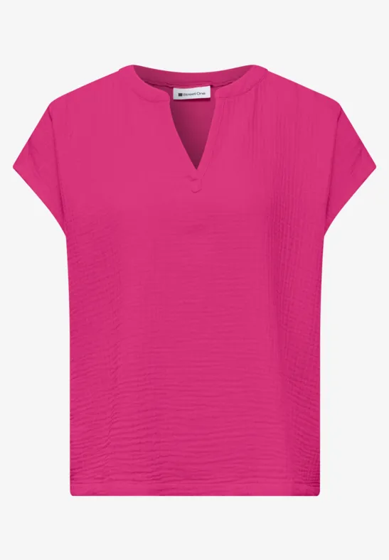 Leichte pinke Damenbluse mit V-Ausschnitt und kurzen Ärmeln.