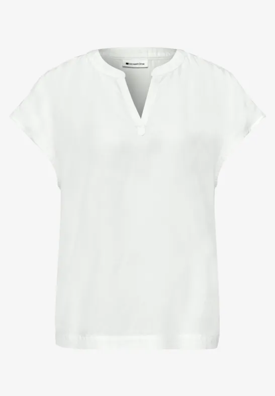 Weiße, kurzärmlige Bluse mit V-Ausschnitt, locker geschnitten, schlicht und elegant.
