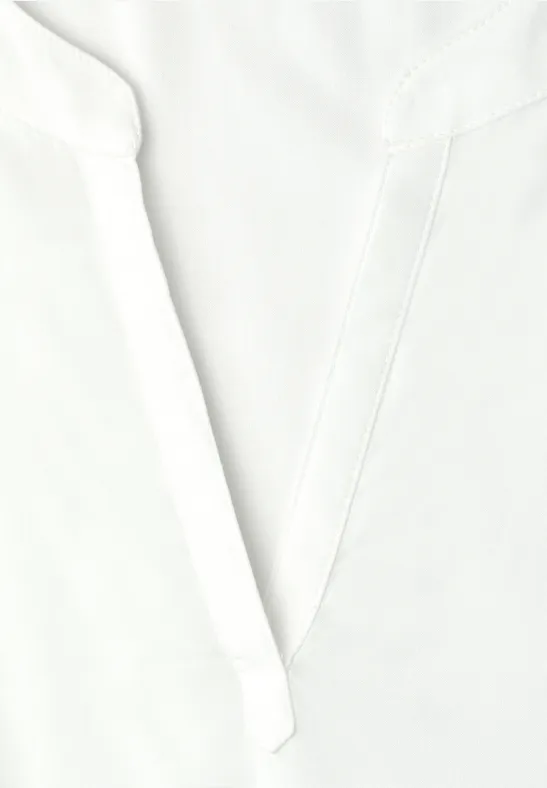 Nahaufnahme eines weißen Hemd-Ausschnitts mit V-Kragen