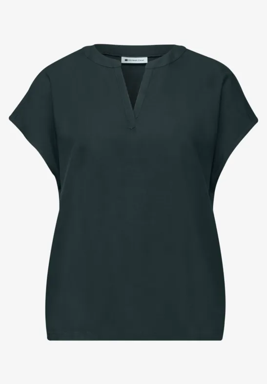 Dunkelgrünes Damenoberteil mit kurzen Ärmeln und dezentem V-Ausschnitt.