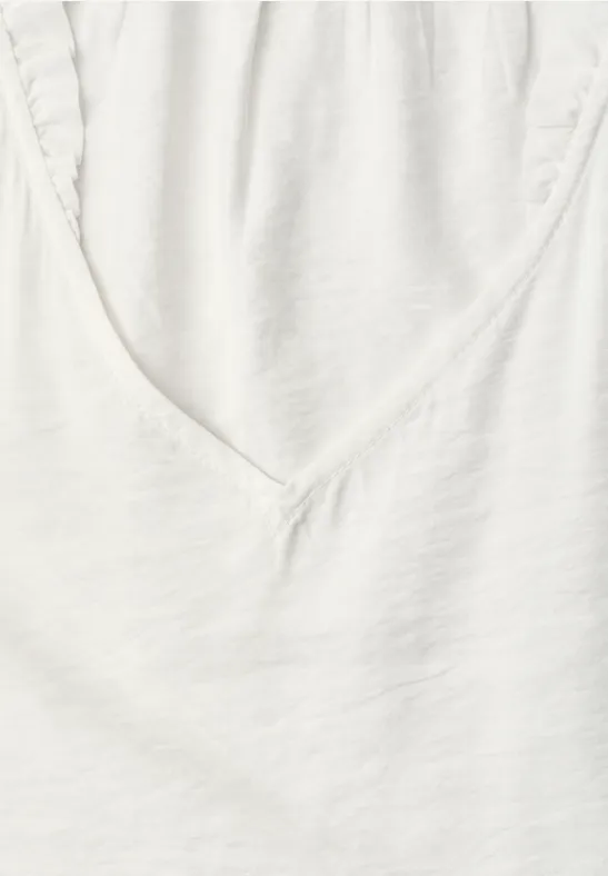 Weißes Damen-Top mit V-Ausschnitt und feinen Trägern, weiche, leichte Stoffqualität.