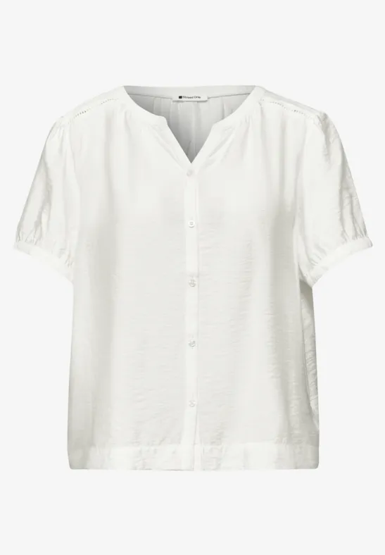 Weiße, kurzärmlige Bluse mit Knopfleiste und leichtem V-Ausschnitt.
