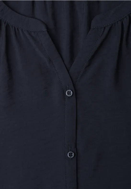 Dunkelblaue Damenbluse mit V-Ausschnitt und durchgehender Knopfleiste.