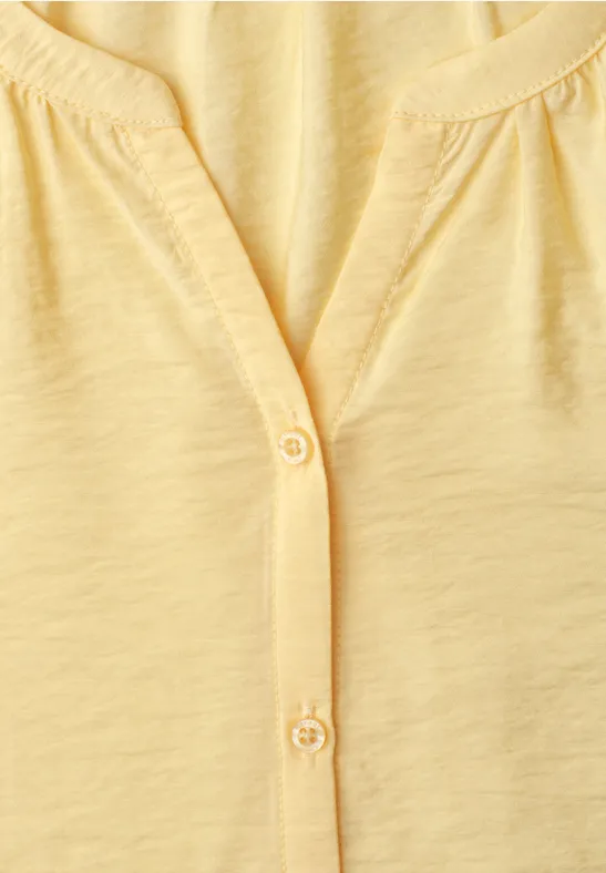 Leichter hellgelber Cardigan mit V-Ausschnitt und Knopfleiste.