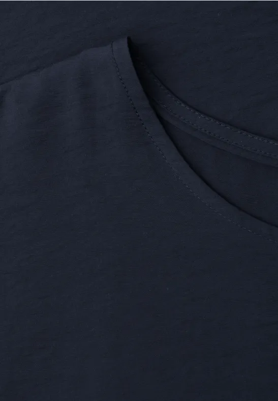 Dunkelblaues T-Shirt mit schlichtem Rundhalsausschnitt aus weichem Material.