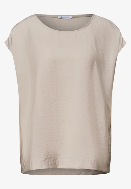 Eenvoudig dames T-shirt in lichtbeige, korte mouwen, soepel, lichtgewicht stof.
