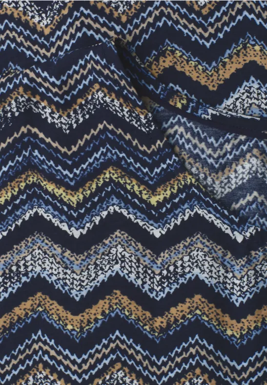 Nahaufnahme eines Stoffes mit Chevron-Muster in Blau-, Weiß- und Brauntönen.