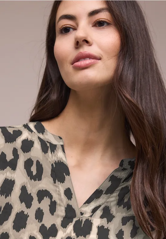Bluse mit Split Neck und Animal Print timeless beige
