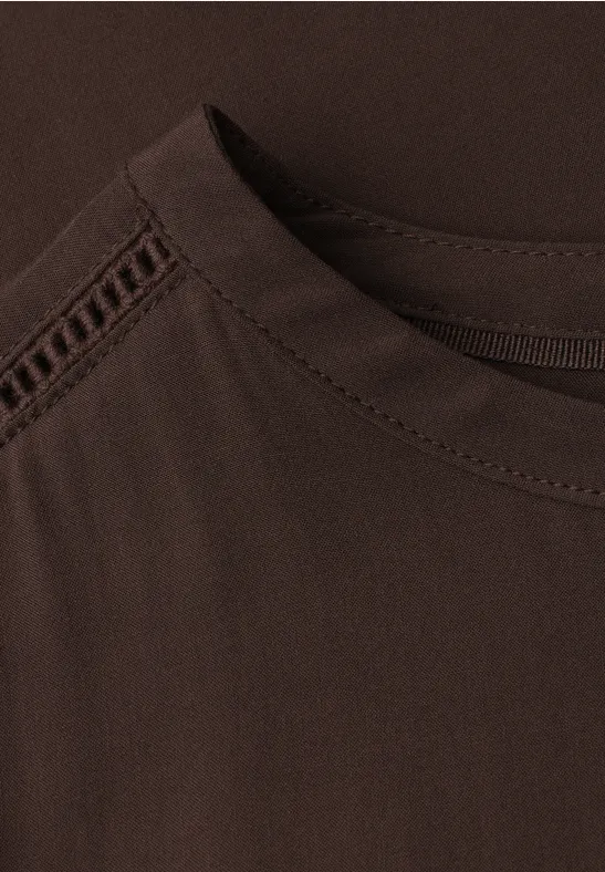 Bruin T-shirt met ronde hals en kanten inzet op de schouder