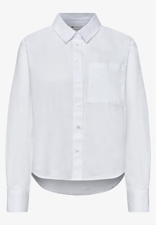 Wit overhemd met kraag, knoopsluiting en borstzak.