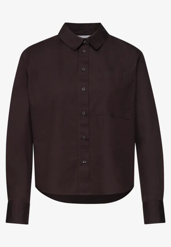 Chemise sombre à manches longues, col, patte de boutonnage et poche poitrine.