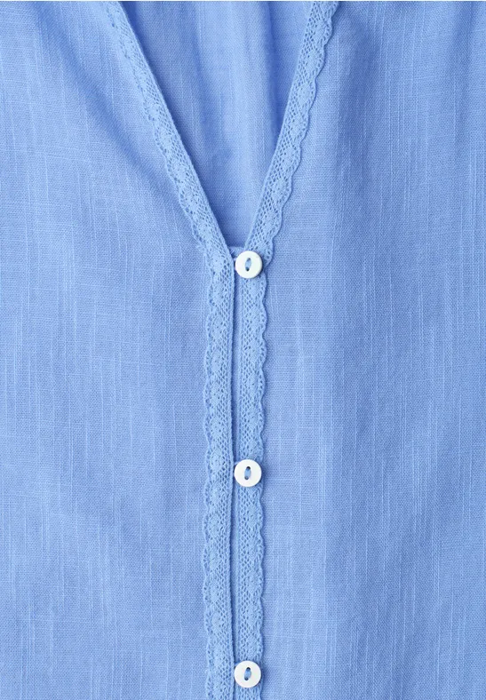 Jasnoniebieska koszula z koronkową lamówką i białymi guzikami