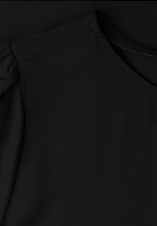 Zwart shirt met ronde hals en subtiele pofmouwtjes