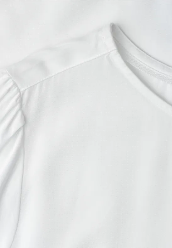 Wit T-shirt met V-hals en geplooide schouders