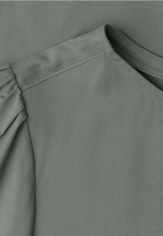 Graues Oberteil mit Rundhalsausschnitt und dezenten Raffungen am Ärmel.