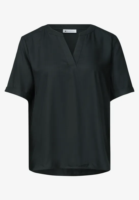 Schwarze, locker sitzende Bluse mit V-Ausschnitt und kurzen Ärmeln.