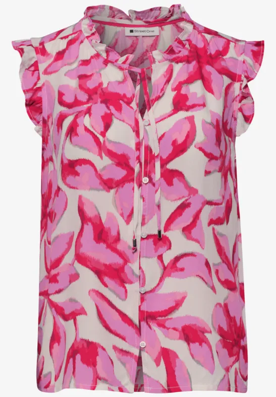 Mouwloze top met roze-rode abstracte bloemenprint, knoopsluiting aan de voorkant en ruches op de schouders.