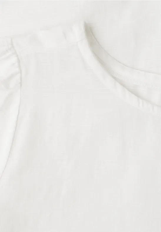 Close-up van een eenvoudig wit T-shirt met ronde hals.