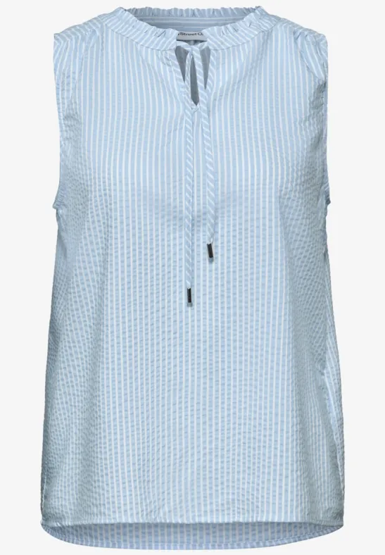 Mouwloze top met fijne blauw-witte strepen en striklint bij de ronde hals.