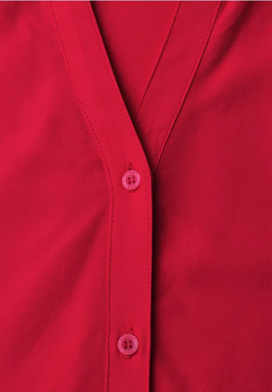Rotes V-Neck-Cardigan mit Knopfleiste aus weichem Stoff.