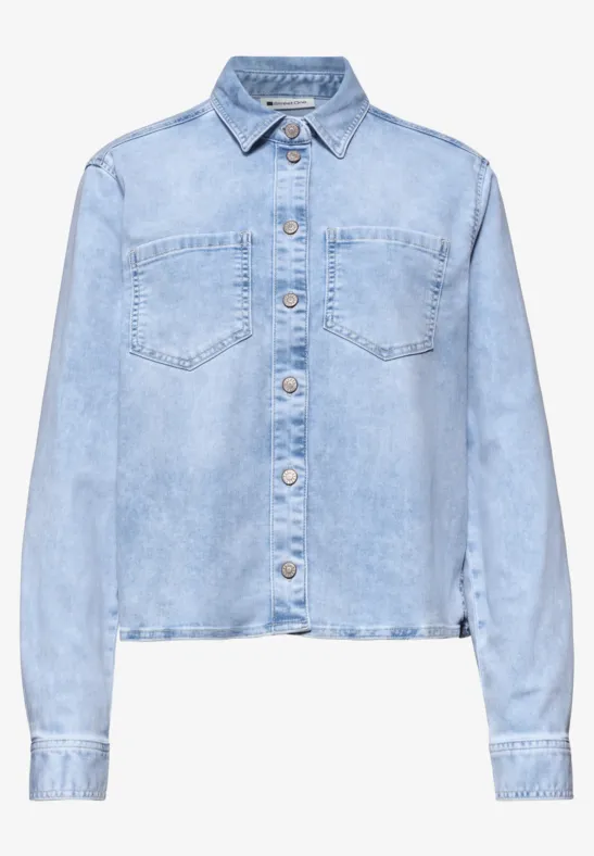 Hellblaues Jeanshemd mit Knopfleiste, Brusttaschen und klassischem Kragen
