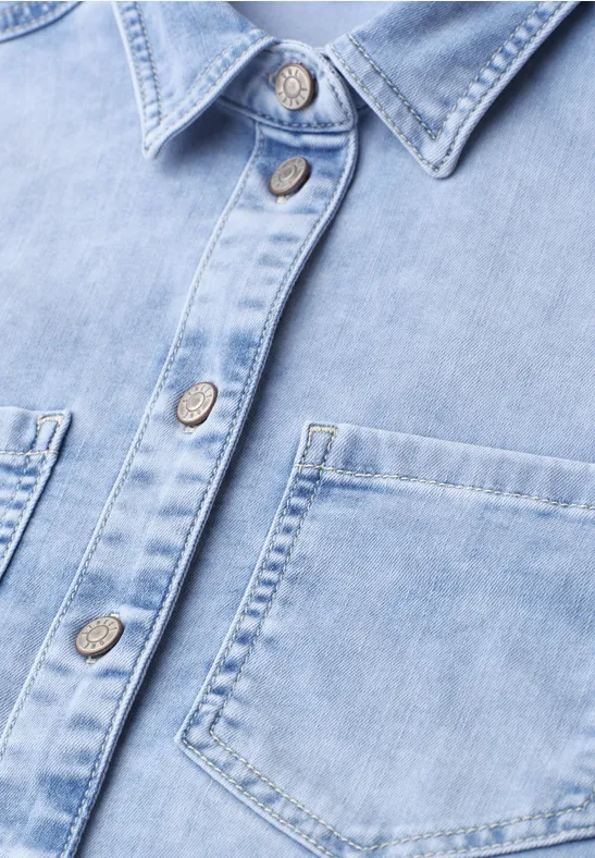 Helles blaues Jeanshemd mit Knopfleiste und Fronttasche