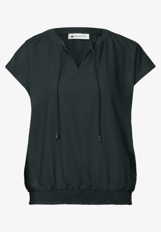 Schwarze, kurzärmlige Bluse mit V-Ausschnitt, Kordelzug und elastischem Saum.