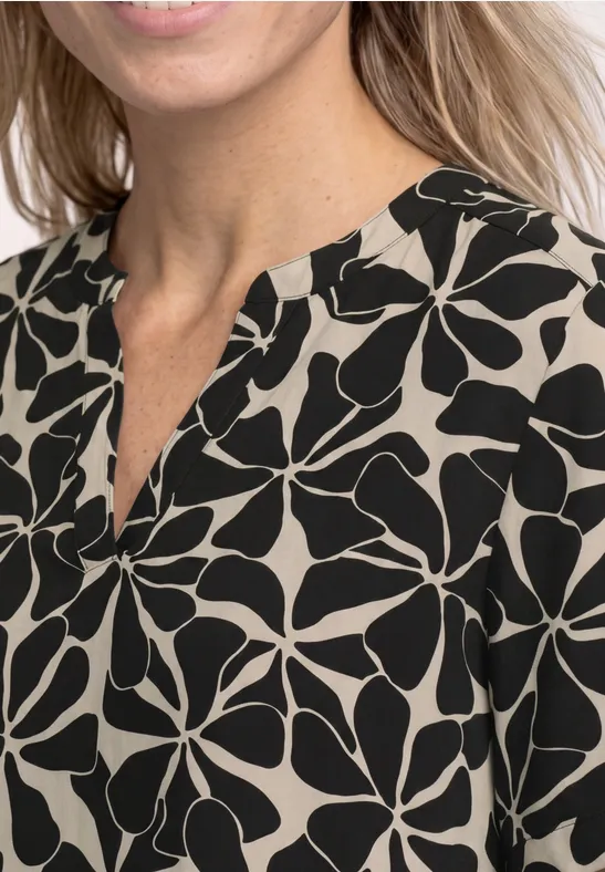 Blouse femme beige à motif floral noir et encolure en V