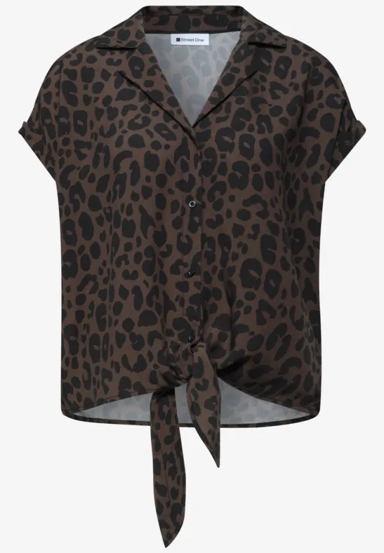 Bruine korte mouwen blouse met zwarte luipaardprint en knoopdetail voor.