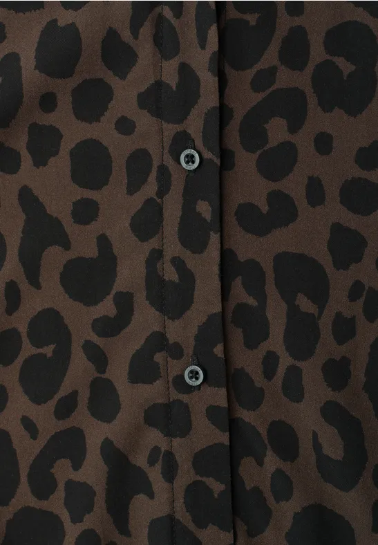 Bruine blouse met zwarte luipaardprint en knoopsluiting.