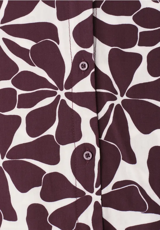 Top met wit diep-paars bloemenpatroon en opvallende knoopsluiting.