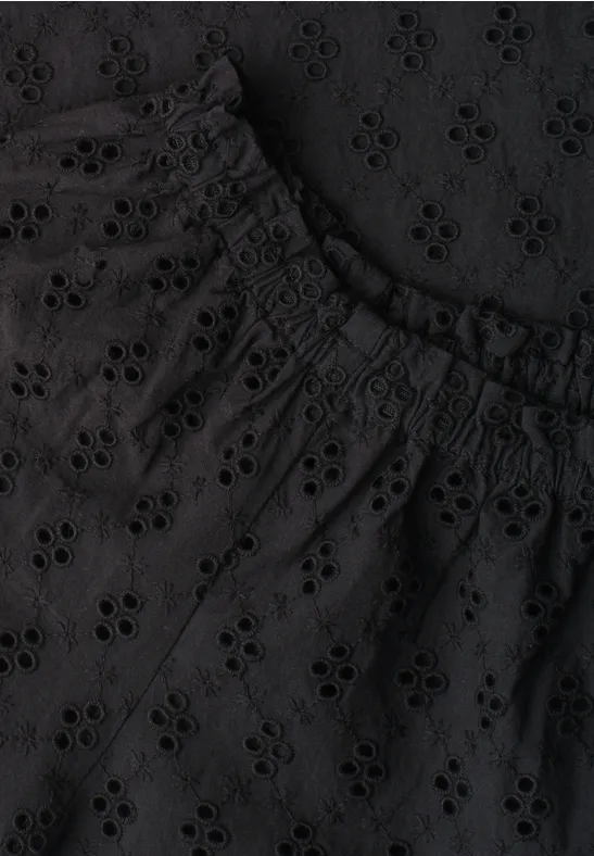 Schwarzer Stoff mit gestickten Lochblumen-Motiven und gerafftem Bund