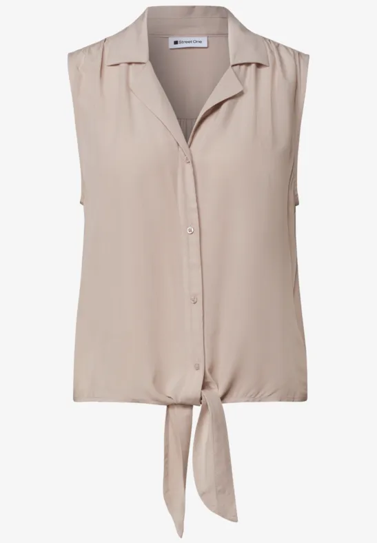 Ärmellose beige Bluse mit Knopfleiste und vorderem Knoten.