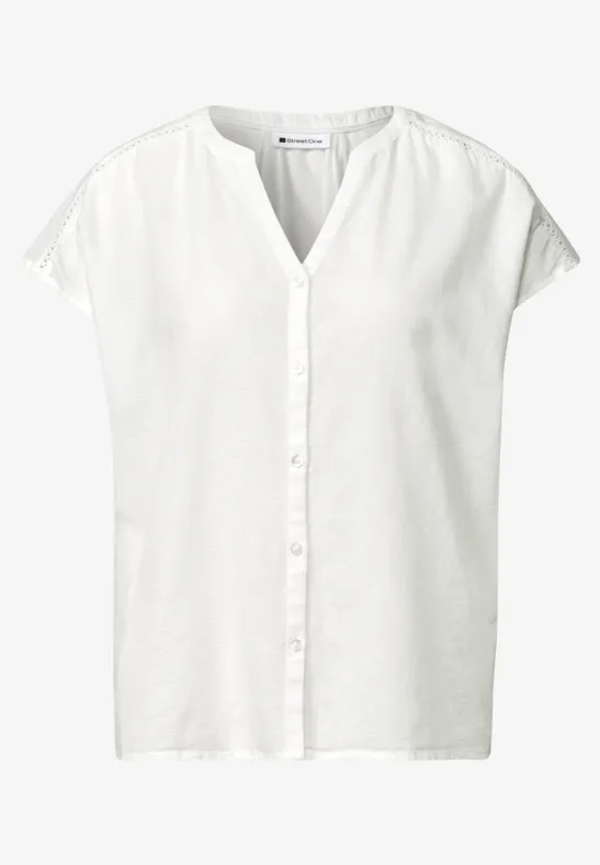 Witte korte mouwen blouse met V-hals en knoopsluiting.