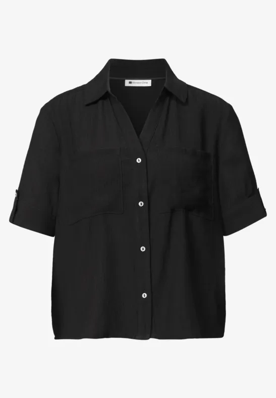 Zwart, kort mouw blouse met kentkraag, knoopsluiting en borstzakken.