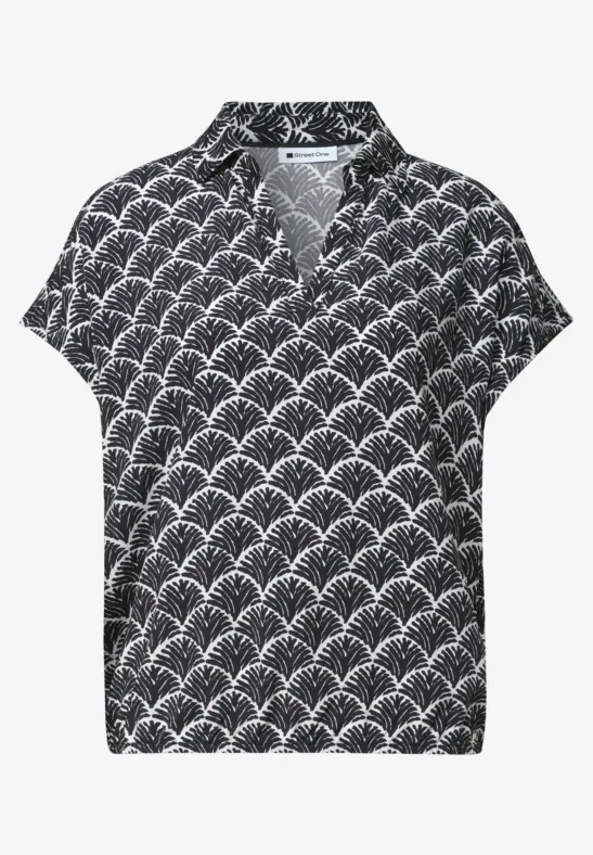Kurzärmlige Bluse in Schwarz mit weißem Fächermuster und V-Ausschnitt.