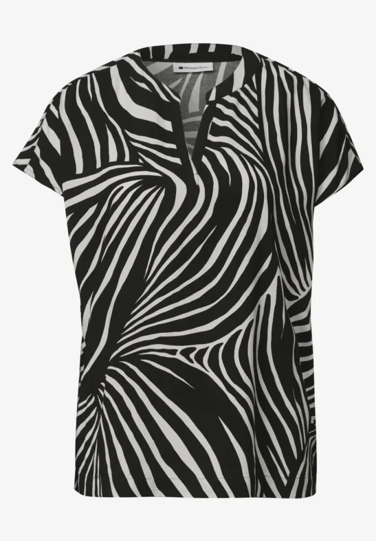 Zwart damesshirt met korte mouwen en vloeiend wit-zebraprint patroon.