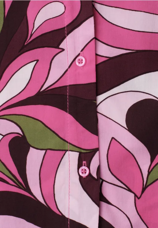 Stof met abstracte bloemenprint in roze, wit en bruin, groene accenten en zichtbare knopen.