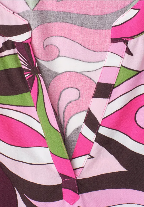 Stuk kleurrijke stof met golvende roze, groene, witte en bruine lijnen en vormen.