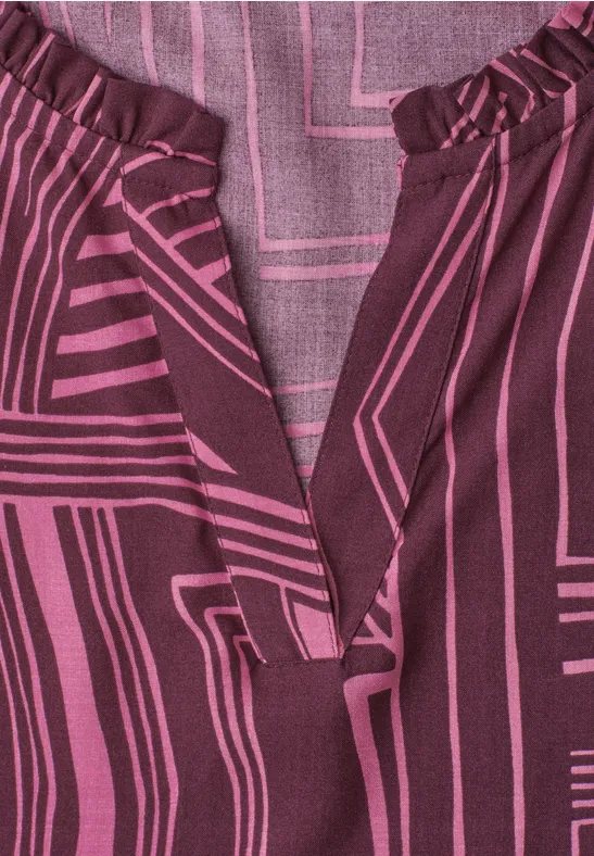 Paars-roze blouse met geometrisch patroon, V-hals en licht geplooide kraag
